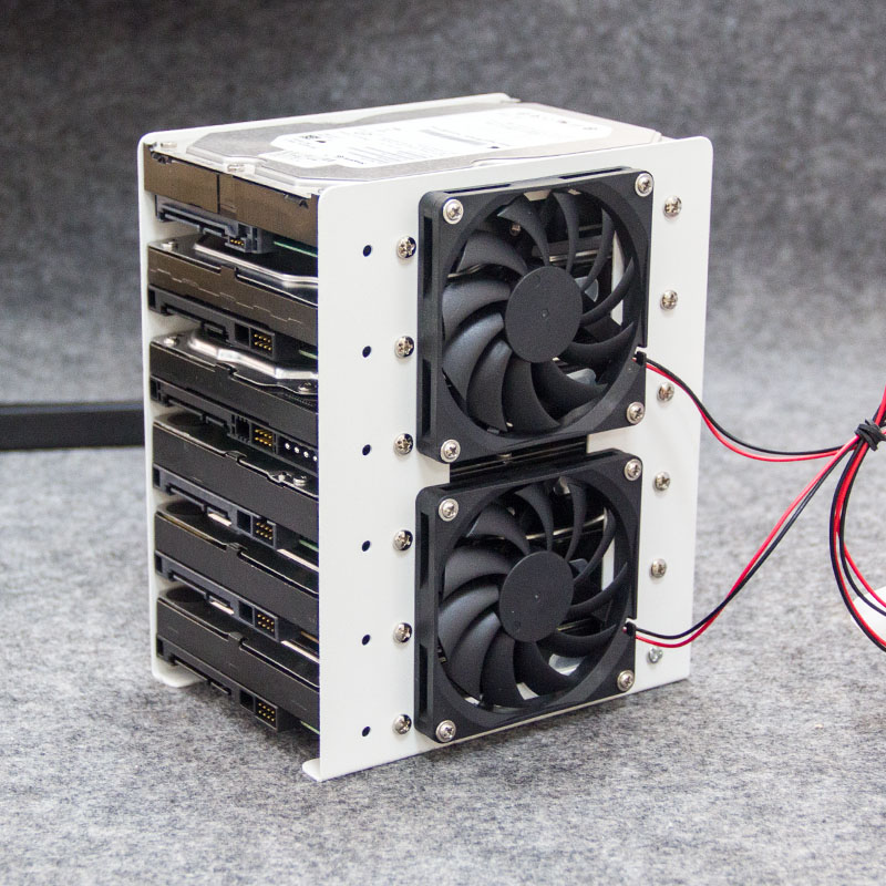 حامل القرص الصلب الميكانيكي ال - مراجعة Retro Gaming Pc Case وسعره