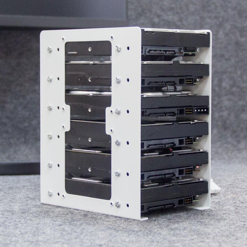 حامل القرص الصلب الميكانيكي ال - مراجعة Retro Gaming Pc Case وسعره